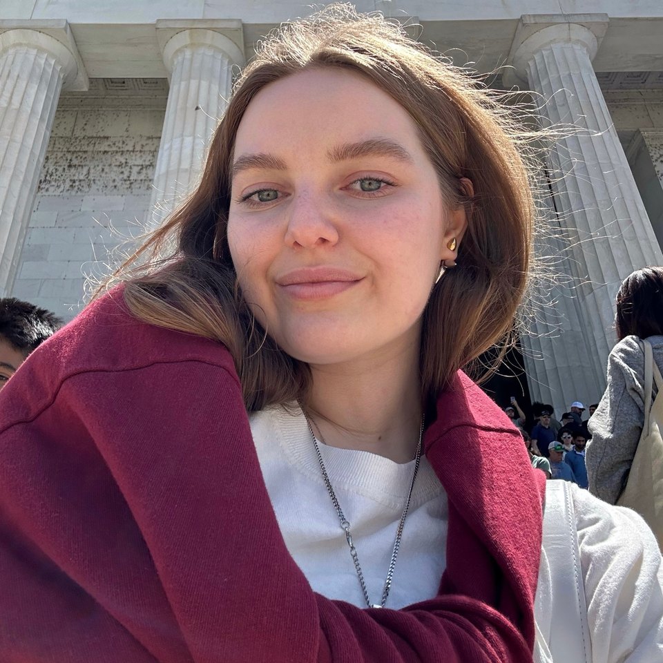 Diana Tiart smiling, taking a selfie in front of the Lincoln Memorial